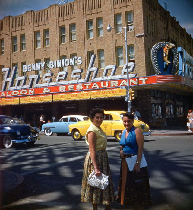 Hai phụ nữ trò chuyện tại một góc phố Fremont ở Las Vegas, Nevada năm 1953.