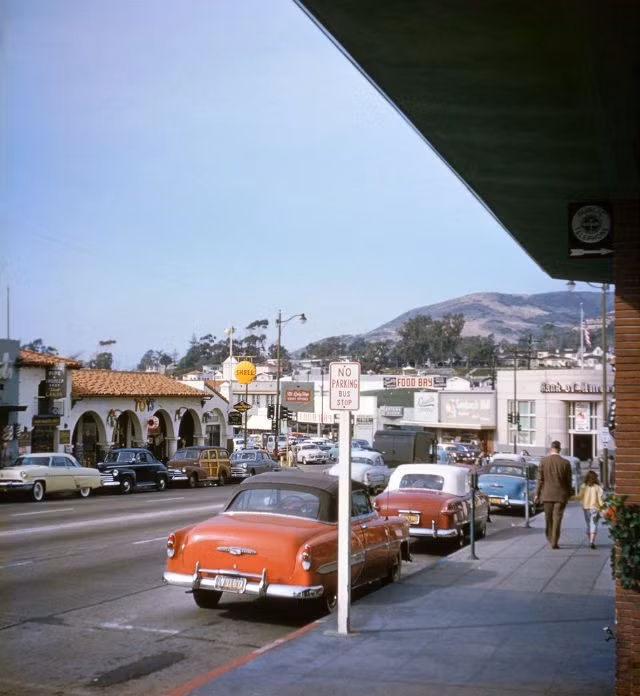 Những chiếc ô tô đậu ngay ngắn hai bên đường. Ảnh chụp tại California vào tháng 12/1953.