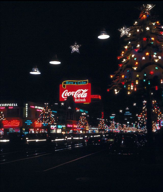 Đại lộ Hollywood ở Los Angeles, California, Mỹ, lung linh, rực rỡ ánh đèn khi về đêm. Ảnh chụp tháng 12/1951.