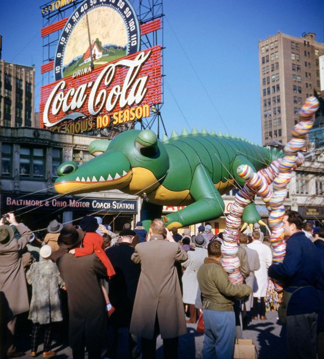 Nhiều người dân Mỹ tham gia một sự kiện diễu hành tổ chức ở thành phố New York ngày 26/11/1953.