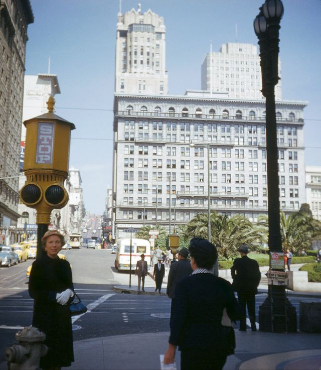 Khung cảnh tấp nập tại Quảng Trường Thống Nhất (Union Square) ở San Francisco, California vào tháng 3/1952.