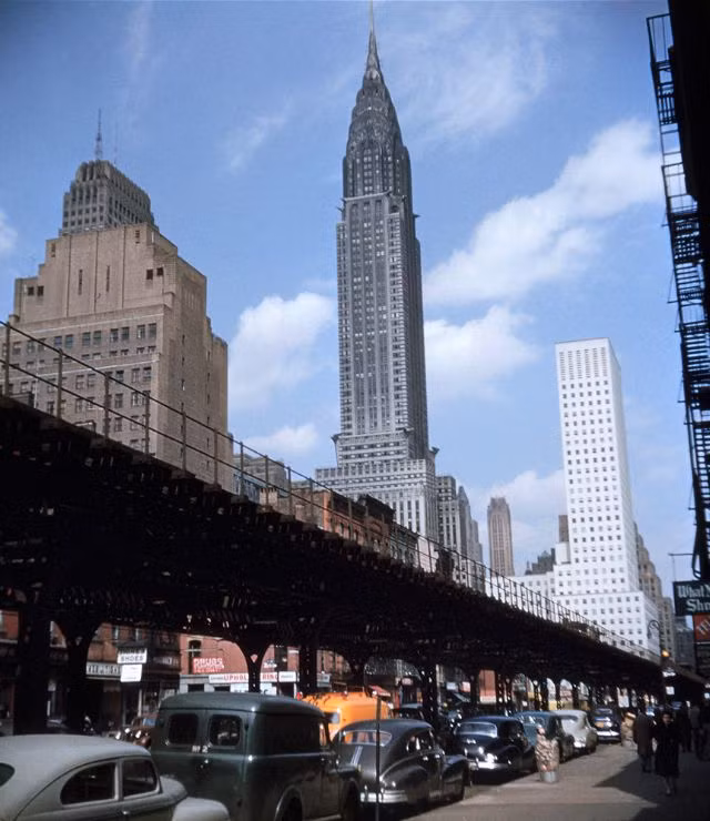 Hàng dài ô tô nối đuôi nhau trên đường phố ở New York, Mỹ những năm 1950.