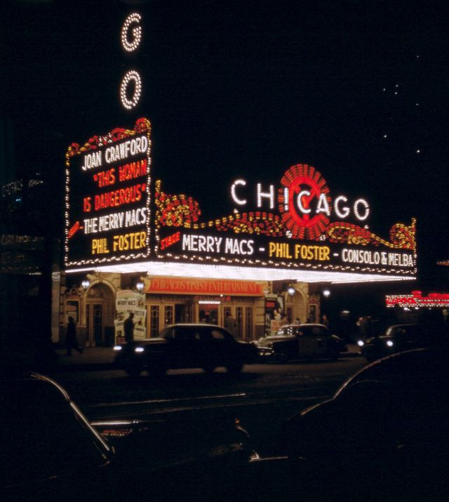 Vào buổi tối, nhiều người tới Nhà hát Chicago ở Chicago, Illinois, để xem biểu diễn. Ảnh chụp năm 1952.