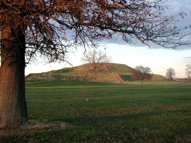 Trong những năm qua, giới khảo cổ có những khám phá quan trọng tại Cahokia, bao gồm các mộ cổ chứa hài cốt của những cư dân cổ xưa giúp làm sáng tỏ cuộc sống của họ.