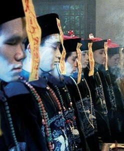 Không phải người nào cũng trở thành cương thi sau khi qua đời. Theo những giai thoại dân gian, những người trải qua cái chết thảm khốc (như tự tử, treo cổ, chết đuối, bị sét đánh)... sẽ trở thành cương thi.