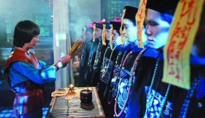 Để tồn tại, cương thi sẽ hút sinh lực của người đang sống. Theo đó, những người bị cương thi hút sinh lực sẽ từ từ trở nên ốm yếu, sức khỏe ngày càng xấu đi. Thậm chí, một số người có thể mất mạng sau khi bị cương thi hút cạn sinh lực.