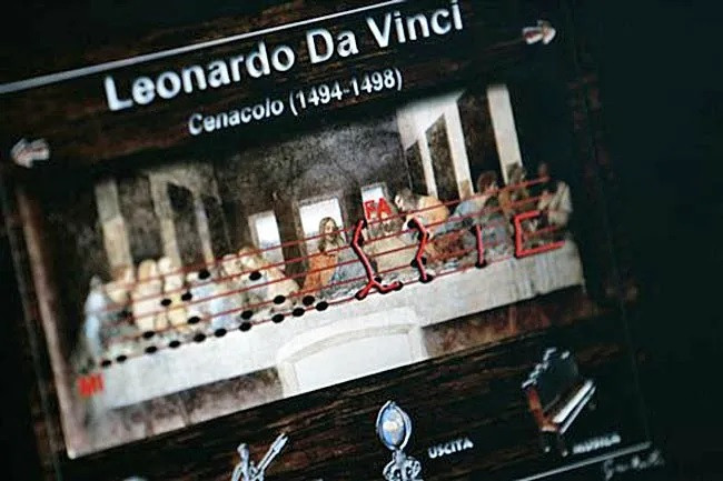 Những nốt nhạc cần được đọc từ phía phải sang trái. Khi kết hợp với nhau, người ta có thể đánh lên được một bản nhạc dài 40 giây với giai điệu u buồn.