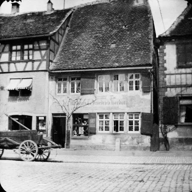 Nhiều ngôi nhà ở thị trấn Rothenburg cổ kính được thiết kế với nhiều cửa sổ để đón ánh nắng Mặt trời vào nhà.