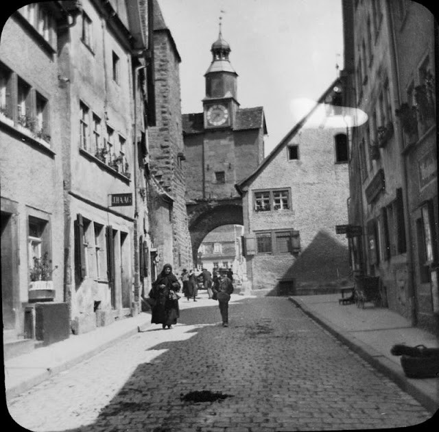 Một con phố ở Rothenburg có đông người qua lại.