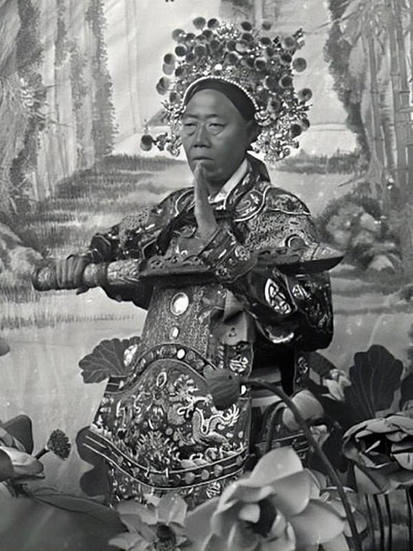 Thái giám Lý Liên Anh còn "ghi điểm" với Từ Hi Thái hậu bằng đôi bàn tay khéo léo. Dù là nam giới nhưng hoạn quan này rất biết cách chải tóc, tạo những kiểu tóc đẹp cho chủ nhân. Tương truyền, Từ Hi Thái hậu nghe nói rằng ở ngoài cung đang thịnh hành một kiểu tóc mới nên muốn thử. Tuy nhiên, các cung nữ, thái giám đều không biết nên bà rất tức giận.