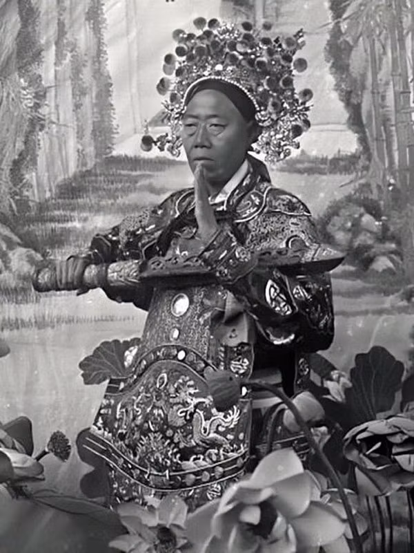 Thái giám Lý Liên Anh còn "ghi điểm" với Từ Hi Thái hậu bằng đôi bàn tay khéo léo. Dù là nam giới nhưng hoạn quan này rất biết cách chải tóc, tạo những kiểu tóc đẹp cho chủ nhân. Tương truyền, Từ Hi Thái hậu nghe nói rằng ở ngoài cung đang thịnh hành một kiểu tóc mới nên muốn thử. Tuy nhiên, các cung nữ, thái giám đều không biết nên bà rất tức giận.