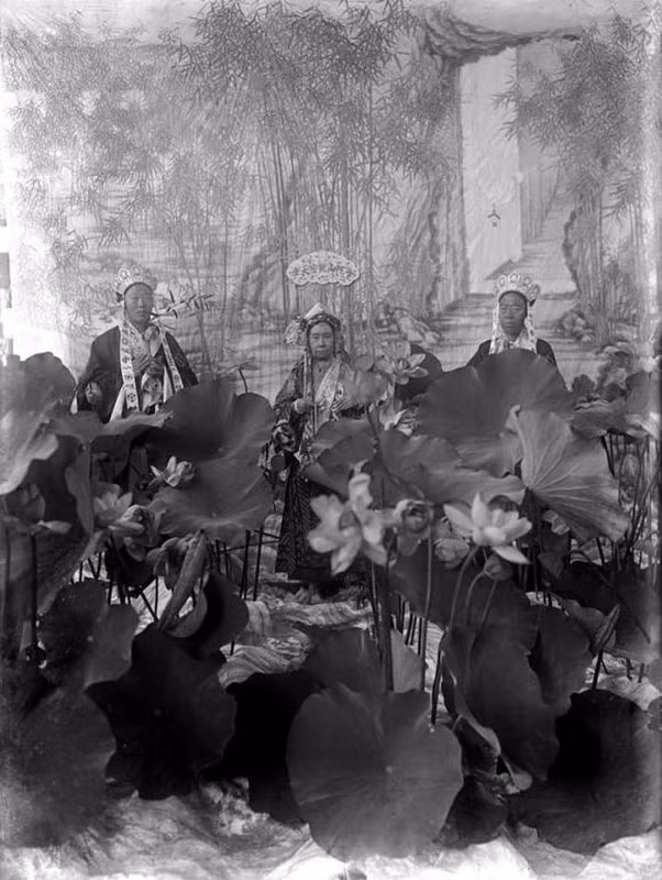 Đúng lúc này, Lý Liên Anh liền nói "Phúc khí của người quả nhiên luôn nhiều hơn người khác!". Theo đó, Lý Liên Anh đã hóa giải tình huống căng thẳng, giúp Từ Hi Thái hậu bớt được sự xấu hổ, ngượng ngùng. Thừa tướng và các đại thần có mặt tại đó cũng theo đó mà cười nói vui vẻ.