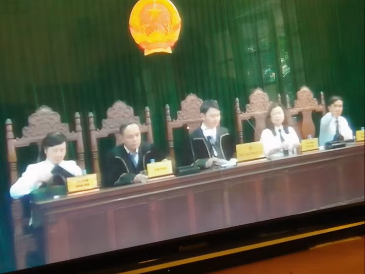 Truc tiep: Toa tuyen an cac bi cao dai an OceanBank