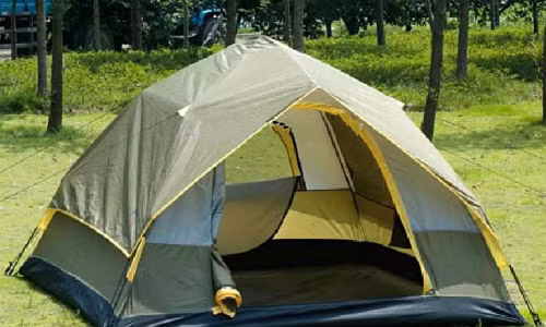 Lều là một trong những vật dụng không thể thiếu cho chuyến cắm trại mà bạn cần chuẩn bị đầu tiên. Một chiếc lều sẽ giúp bạn an toàn hơn trước sự thay đổi của thời tiết cũng như thú dữ.