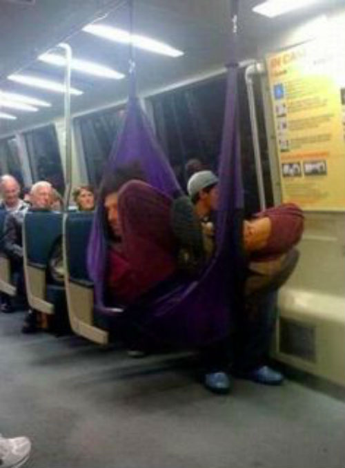 Thật sành điệu khi mắc võng trên xe buýt.