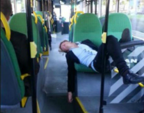 Vắt chân thế này ngủ mới thoải mái.