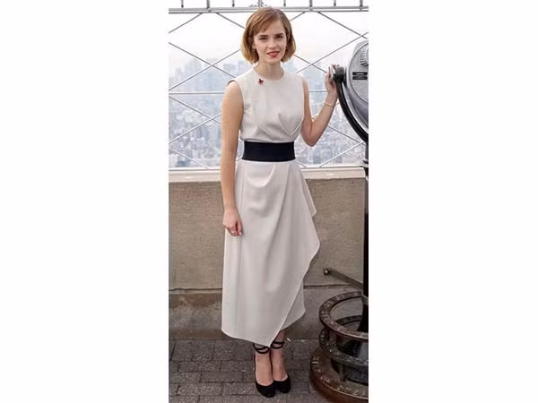 Váy màu ngà tôn thêm vẻ đẹp đầy nữ tính.