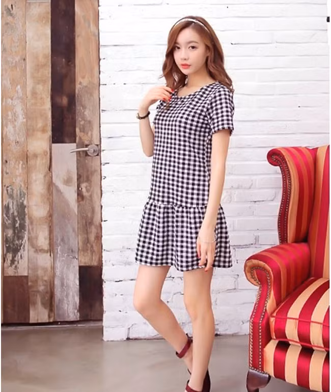 Váy đơn sắc đuôi cá tạo nét yêu kiều.