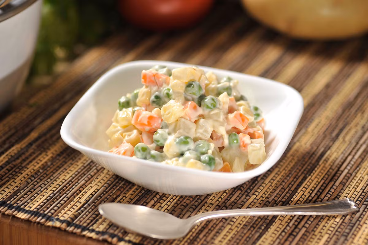 Món salad này đem lại hương vị tươi ngon của các loại rau củ kết hợp vị béo ngậy của mayonaise. Món ăn thường được dùng để ăn với bánh mỳ hoặc khai vị trong các bữa tiệc.