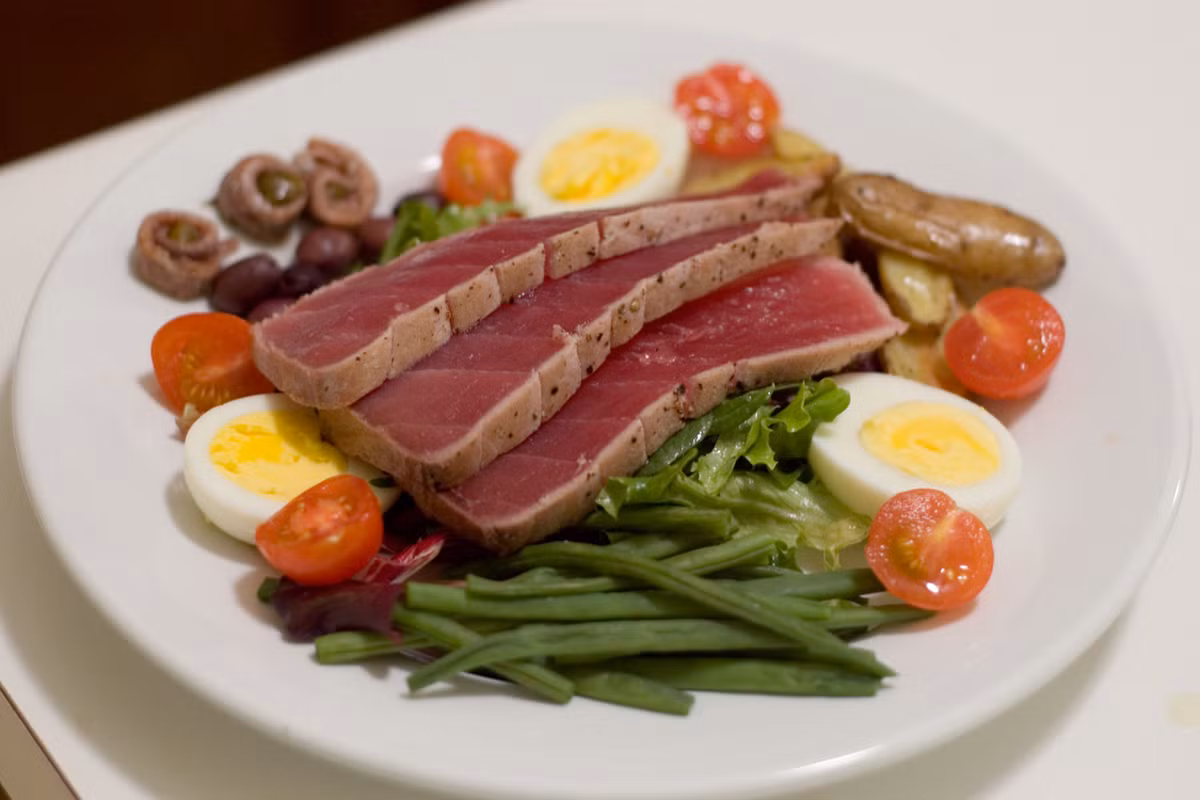 Theo truyền thống, món salad này được dùng với vang hồng, trắng và đỏ.