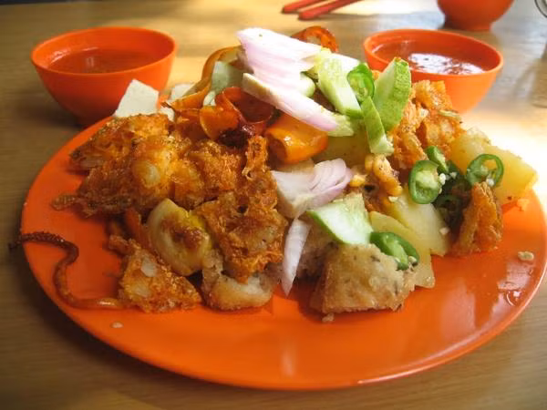 Rojak salad là một trong những món ăn đặc sắc tại Singapore. Món ăn là sự kết hợp của những nguyên liệu tươi như giá, rau xanh, với đậu phụ chiên, quẩy chiên giòn, dứa, dưa chuột và đậu phộng rang.