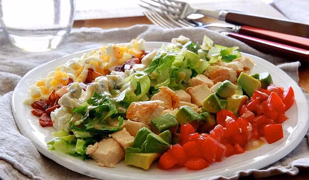 Tổng hợp mà không hổ đốn, cobb salad tạo nên một bản hoà ca sắc màu, vô cùng hấp dẫn.