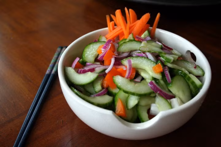  Salad trộn kiểu Nhật được chế biến hoàn toàn từ rau, củ, quả nên ít ngán. Nguyên liệu chủ yếu là xà lách, rau thơm, dưa chuột, cà chua bi và hành tây.