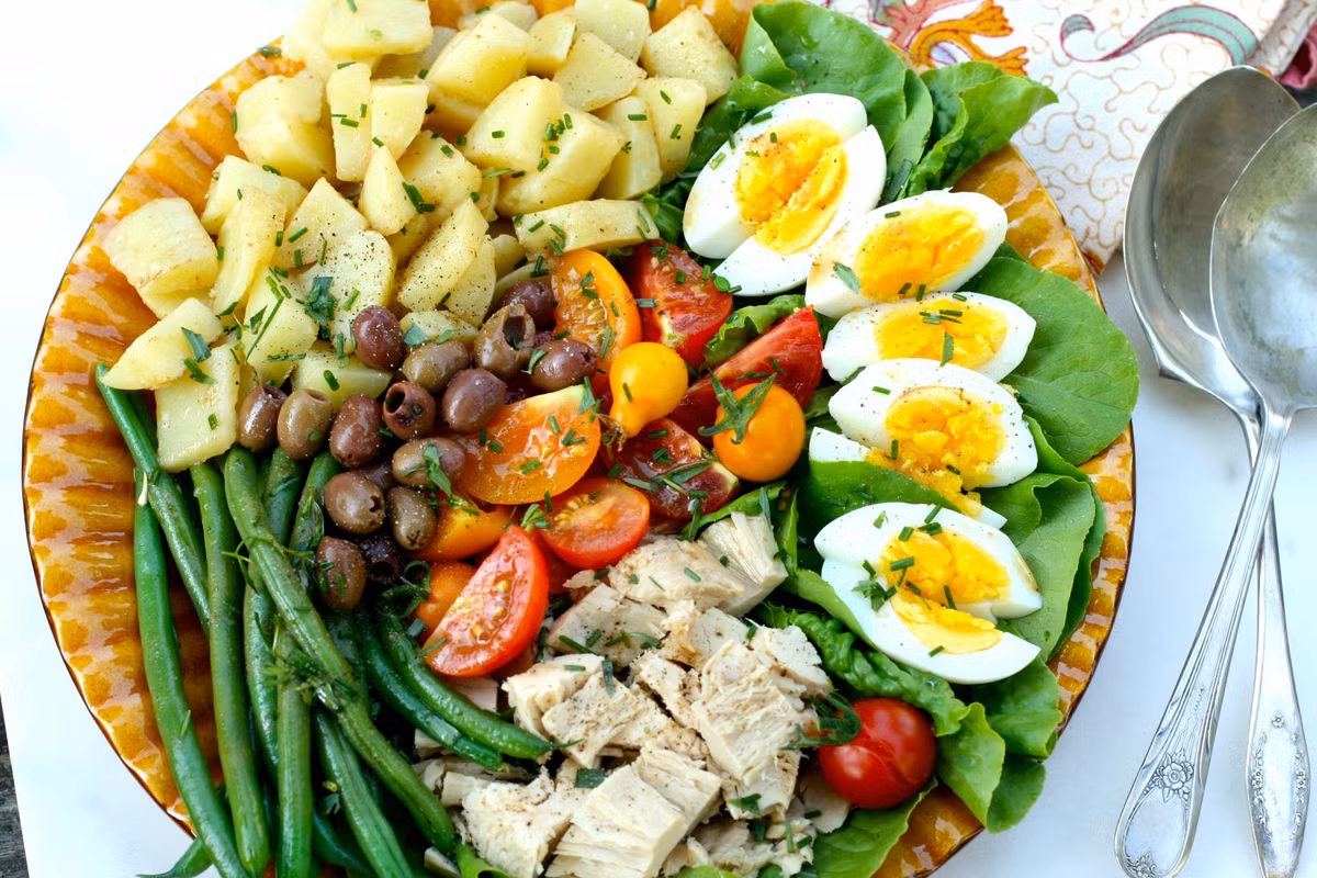 Salad Niçoise là món salad nổi tiếng của nước Pháp. Món ăn được chế biến từ cà chua, cá ngừ, trứng luộc già, ô liu, cá cơm biển, trộn với giấm.