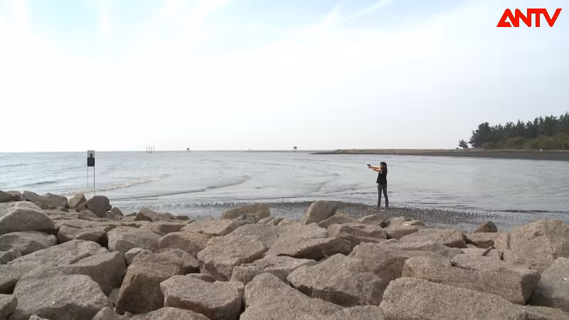 Trong phim, Bích Trâm thể hiện khả năng bắn súng thiện xạ.