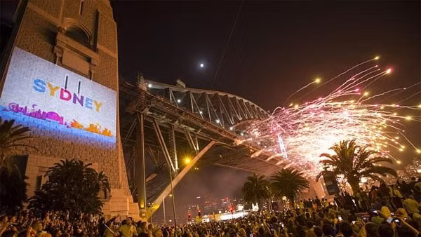 Màn trình diễn bắn pháo hoa đón năm mới ở Australia là sự kiện thu hút rất nhiều người dân theo dõi.