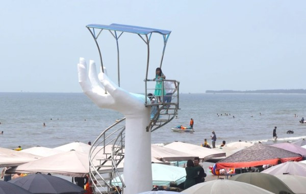 Khong nguoi gac, du khach tu do leo choi canh hinh ban tay o bai bien-Hinh-6