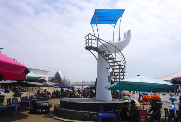 Khong nguoi gac, du khach tu do leo choi canh hinh ban tay o bai bien-Hinh-8