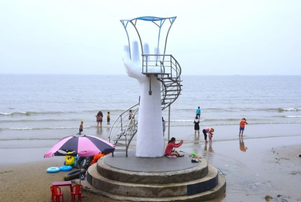 Khong nguoi gac, du khach tu do leo choi canh hinh ban tay o bai bien-Hinh-2