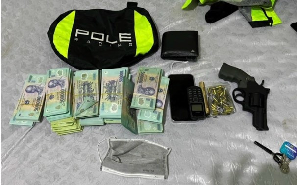 Khoảnh khắc sinh tử đối mặt với cướp ngân hàng có súng - Hình 2 Khoanh khac sinh tu doi mat voi cuop ngan hang co sung-Hinh-2