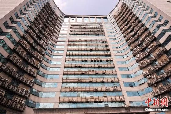 Các nhà nghiên cứu ước tính nếu không giảm sự phụ thuộc vào HFC có thể dẫn đến sự nóng lên 0,5 độ C vào cuối thế kỷ này. Kéo theo đó là những hệ lụy nguy hiểm như xuất hiện những cơn bão, hạn hán và nhiều đợt nắng nóng hơn so với trước.