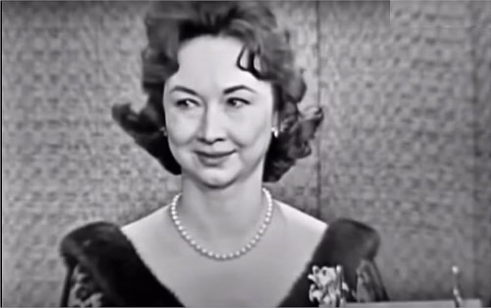 Cùng với đó, nhà báo Dorothy thường xuyên đưa các tin bài thời sự trong nước. Giống như nhiều phóng viên, vụ ám sát Tổng thống John F. Kennedy diễn ra vào ngày 22/11/1963 đã thu hút bà. Theo đó, nữ nhà báo tiến hành điều tra sâu vụ việc.