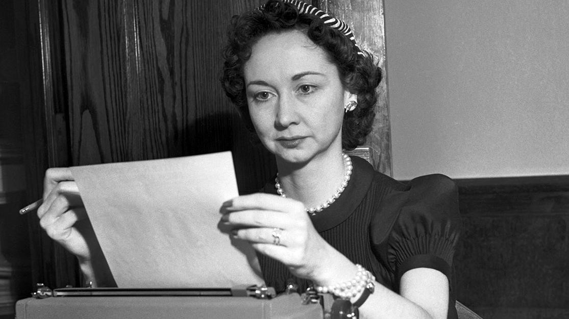 Sinh ngày 3/7/1913 tại Chicago, bang Illinois, Mỹ, nữ nhà báo Dorothy Kilgallen bắt đầu sự nghiệp khi làm phóng viên cho tờ New York Evening Journal khi 18 tuổi. Tên tuổi của cô được biết đến nhiều hơn khi tham gia cuộc đua vòng quanh thế giới vào năm 1936. Bà là nữ thí sinh duy nhất tham gia cuộc đua này.