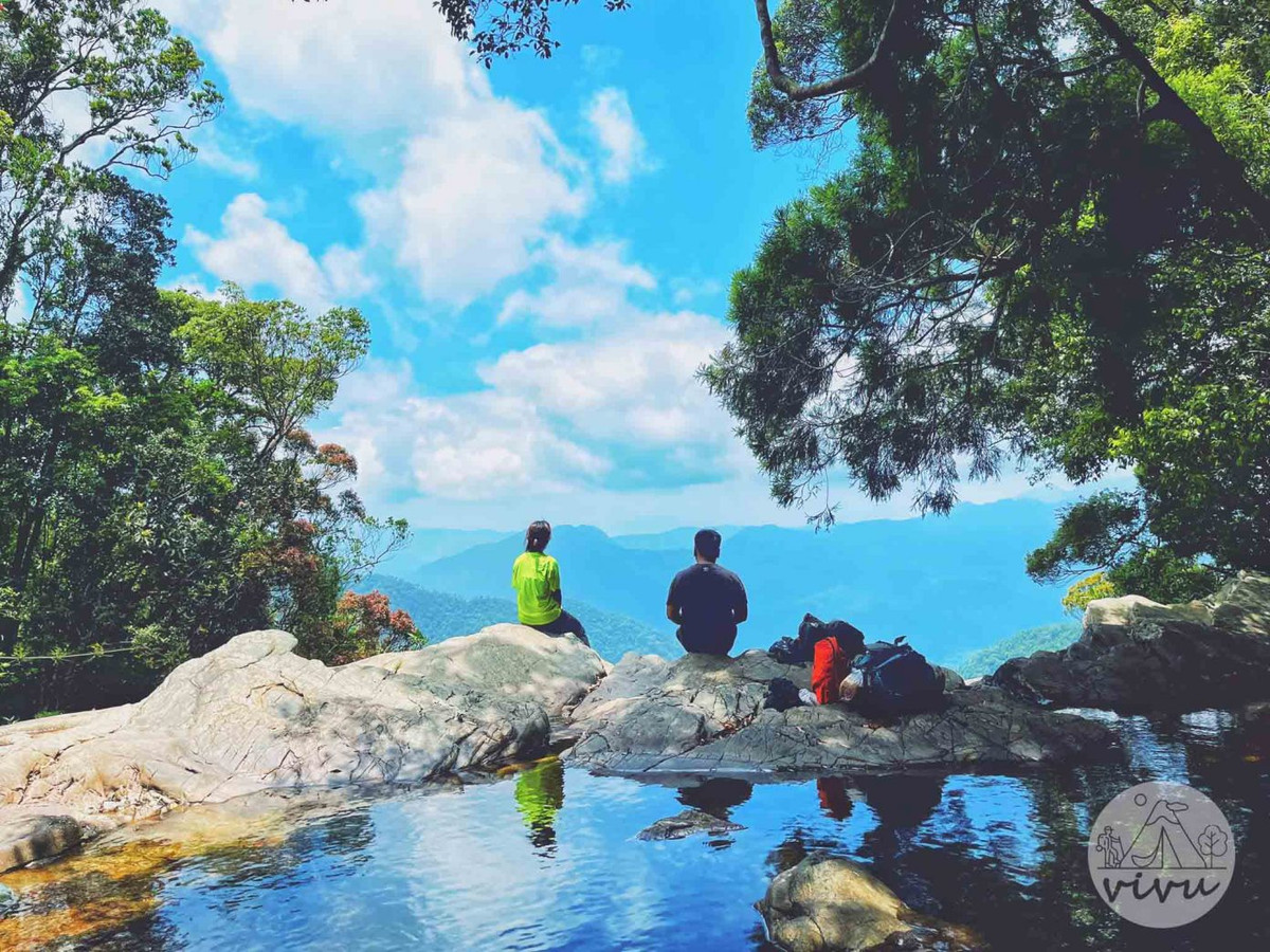 Từ đỉnh thác Đỗ Quyên nhìn xuống, du khách sẽ thấy cao tốc Cam Lộ – La Sơn đoạn đi qua vườn quốc gia Bạch Mã. Ảnh: Nguyễn Đình Hoàng