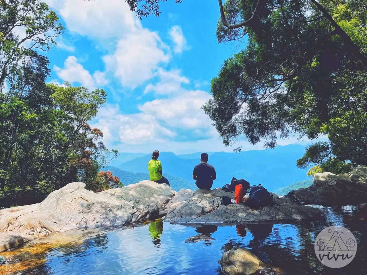 Từ đỉnh thác Đỗ Quyên nhìn xuống, du khách sẽ thấy cao tốc Cam Lộ – La Sơn đoạn đi qua vườn quốc gia Bạch Mã. Ảnh: Nguyễn Đình Hoàng