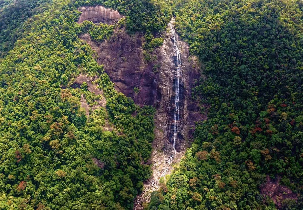 Thác Đỗ Quyên với dòng chảy như dải lụa dốc đứng, nổi bật giữa ngàn cây rừng. Ảnh: Nguyễn Văn Thanh