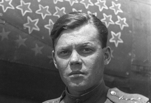 Nổi tiếng không kém là phi công "át chủ bài" của Liên Xô có tên Grigory Rechkalov. Trong cuộc chiến chống phát xít Đức, ông thực hiện 452 nhiệm vụ, tham gia 122 trận không chiến và một mình bắn hạ được 56 máy bay địch.