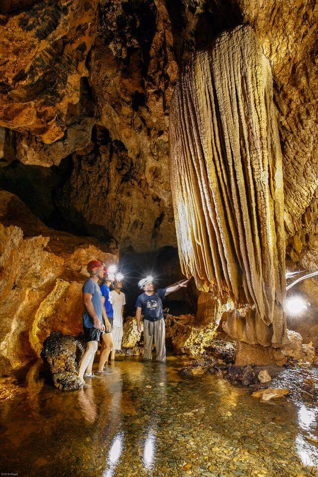 Bên trong hang Actun Tunichil Muknal còn có nhiều hiện vật như: bình gốm, nhạc cụ, trang sức, tượng nhỏ, xương cá đuối... Nhiều cổ vật bị canxi hóa theo năm tháng.