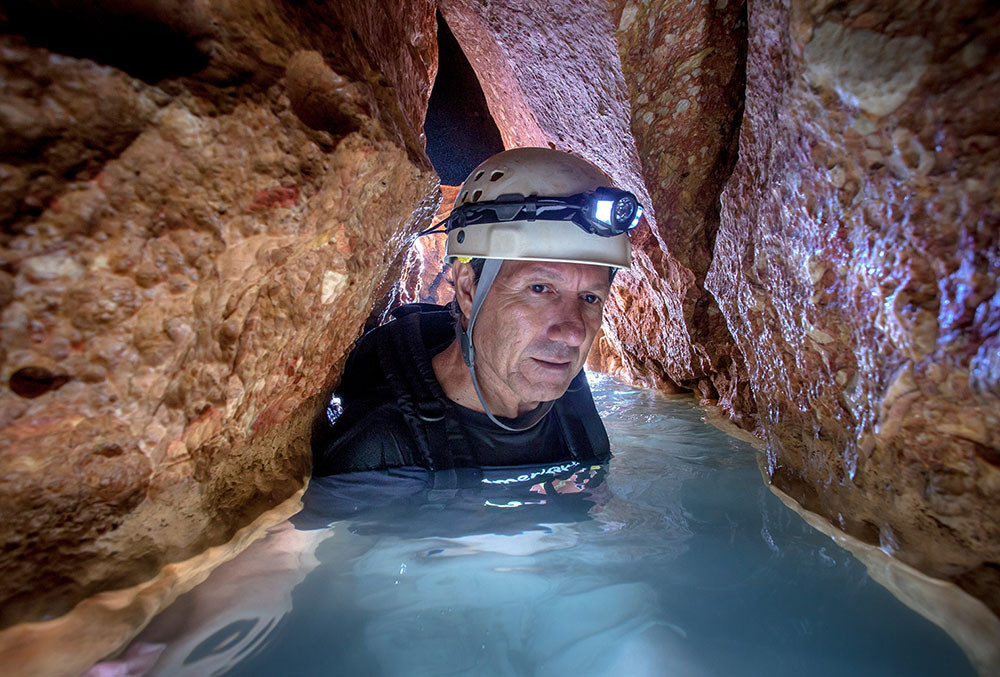 Nền văn minh Maya đã thực hiện các nghi lễ hiến tế con người tại hang Actun Tunichil Muknal nhằm xoa dịu xác vị thần ngự trị ở địa ngục Xibalba.