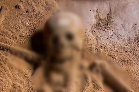 Người nay tử vong trong tư thế nằm ngửa, miệng há to và toàn bộ thi hài phủ kín đá pha lê calcite lấp lánh.