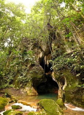 Nhóm nghiên cứu cho rằng người này có thể bị giết chết theo cách vô cùng bạo lực trước khi thi thể bị ném xuống mặt đất và ở trong hang Actun Tunichil Muknal suốt hơn 1 thiên niên kỷ. Với niên đại này, thi hài Crystal Maiden bị canxi hóa hoàn toàn.