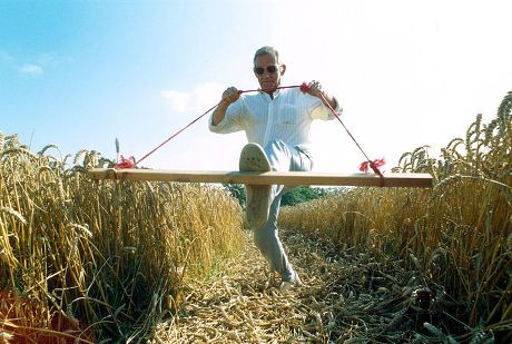 Trong khi đó, một số người chỉ trích hành động của ông Doug và Dave đã phá hoại những cánh đồng lúa mì chỉ để thu hút sự tò mò, hiếu kỳ của công chúng.