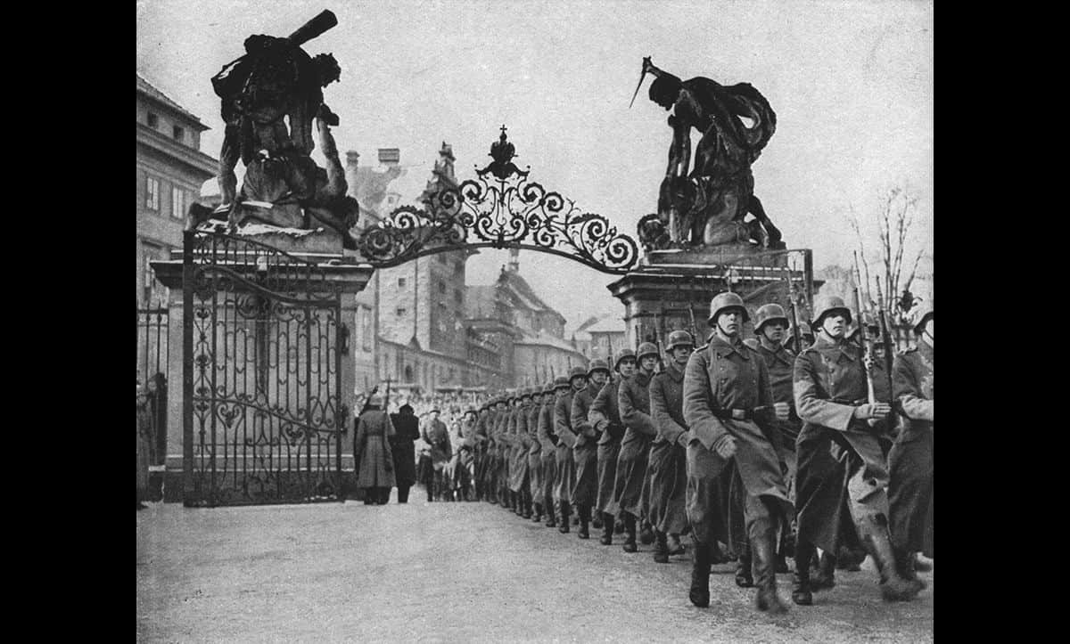 Đây là chiến thuật "tiêu thổ" mà nhà độc tài Hitler thường xuyên xử dụng. Mỗi khi không giữ được thành phố, làng mạc nào, Hitler sẽ cho quân hủy diệt nơi đó để đối phương không thể sử dụng mọi nguồn lực tại nơi đó. Tướng Đức quốc xã Dietrich von Choltitz khét tiếng với việc phá hủy các thành phố của đối phương. Theo đó, vị tướng này còn được đặt biệt danh "kẻ phá hủy các thành phố".