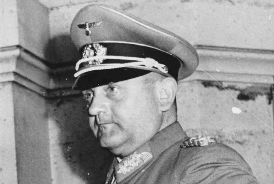 Trong số này, tướng Choltitz từng chỉ huy binh sĩ phá hủy nhiều thành phố, làng mạc của Liên Xô trước khi toàn quân rút lui. Thế nhưng, vị tướng này nhiều lần kháng lệnh hủy diệt thành phố Paris của Hitler.