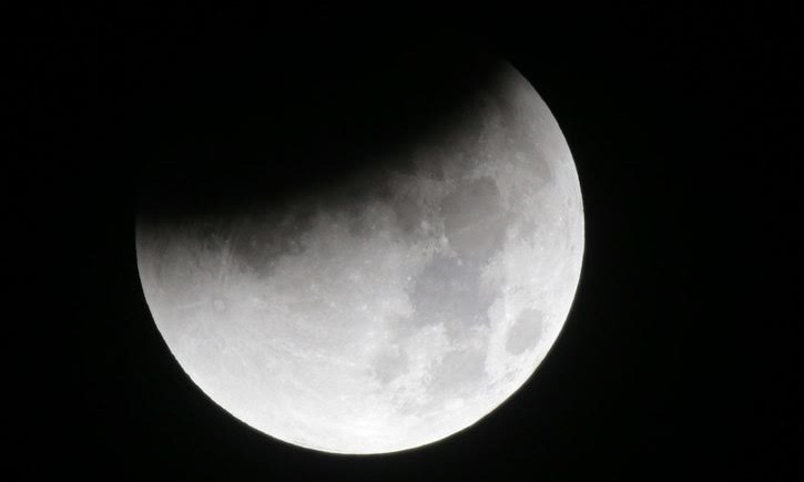 Khi xảy ra hiện tượng nguyệt thực nửa tối, Mặt trăng sẽ lệch một chút mà không nằm ở chính giữa đường thẳng giữa Mặt trời và Trái đất. Mặt trăng đi vào vùng bóng Trái đất bên ngoài và được gọi là vùng nửa tối (penumbra).