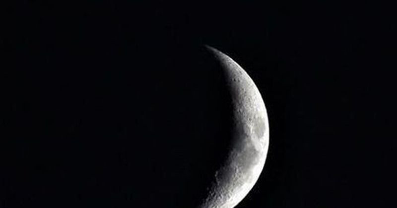 Vùng nửa tối là nơi Trái đất che khuất một phần đĩa Mặt trời nhưng không phải toàn bộ. Trong khi ở vùng nửa tối, Mặt trăng chỉ nhận được ít ánh sáng hơn từ Mặt trời.